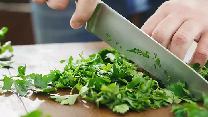 Her Gün 1 Avuç Maydanoz: Böbrek Taşını Atıyor